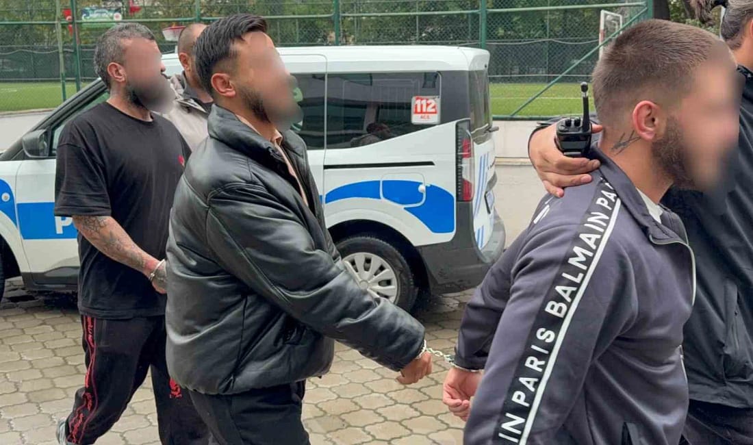 Samsun’da spor salonu önünde silahlı saldırı: 3 kişi yakalandı Atakum’da spor salonu önünde park halindeki otomobile ateş açan 3