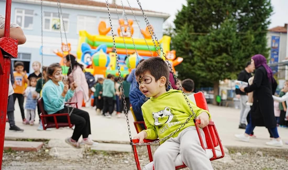 Samsun Büyükşehir Belediyesi’nden kırsal mahallelere “Biz Geldik” buluşmaları Samsun Büyükşehir Belediyesi’nin başlattığı “Biz Geldik Projesi” ile çocuklar eğleniyor,