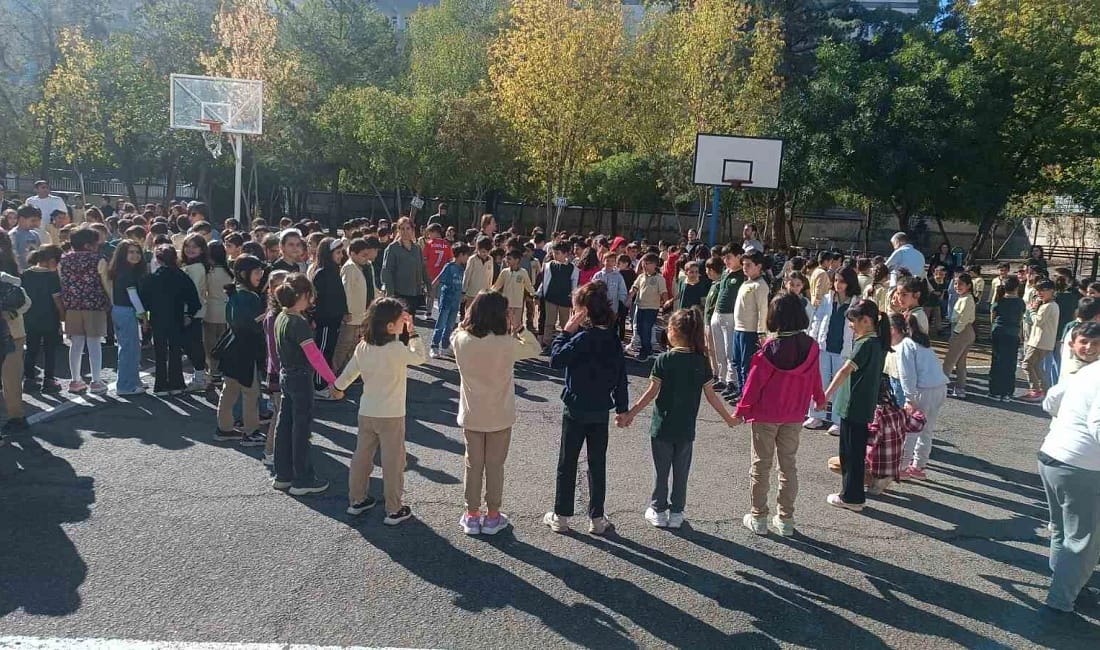 Diyarbakır’da ilkokulda gerçeği aratmayan deprem tatbikatı Kayapınar’daki Hantepe Eğitim Şehitleri İlkokulu’nda Dünya Afet Risklerinin Azaltılması Günü