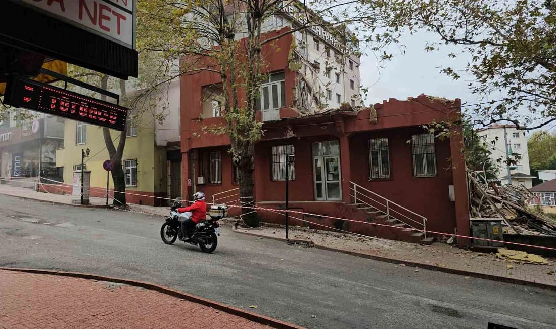 Ereğli’de yıkım alanında akıl almaz duyarsızlık Zonguldak’ın Ereğli ilçesinde eski sağlık ocağının yıkımı sırasında vatandaşların uyarılara