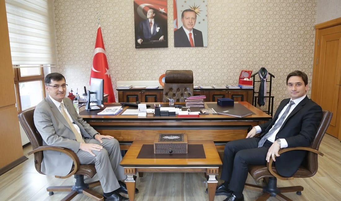 Başkan Kahveci’den Başsavcı Vekili Aydoğan’a ziyaret Kütahya Belediye Başkanı Eyüp Kahveci, Cumhuriyet Başsavcı Vekilliği görevine atanan