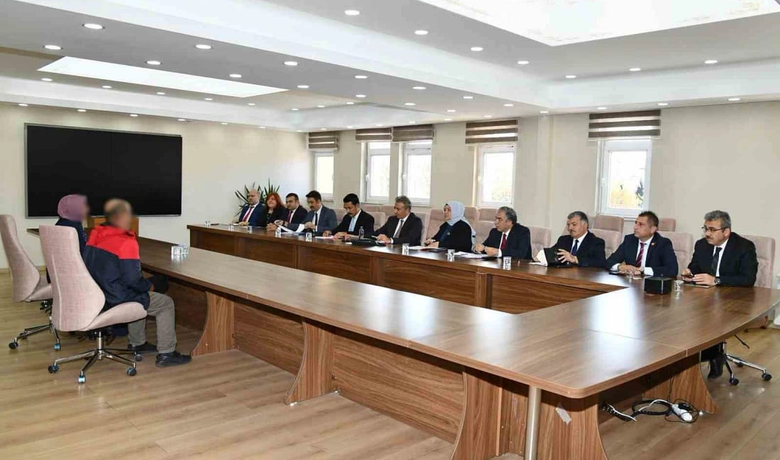 Ardahan Valisi Hayrettin Çiçek, halk gününde vatandaşları dinledi Ardahan Valisi Hayrettin Çiçek, halk günü programında vatandaşlarla bir araya