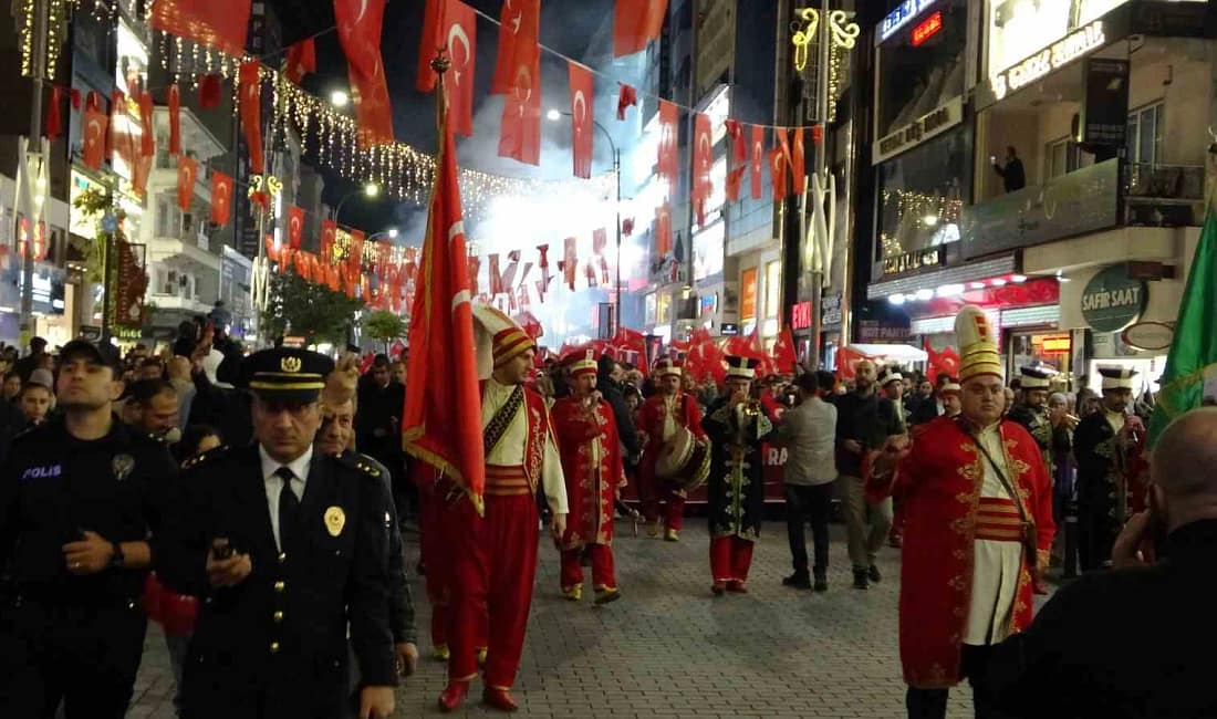 Ümraniye’de Cumhuriyet’in 102. yılı coşkuyla kutlandı Ümraniye’de 29 Ekim Cumhuriyet Bayramı, binlerce vatandaşın katıldığı fener alayı