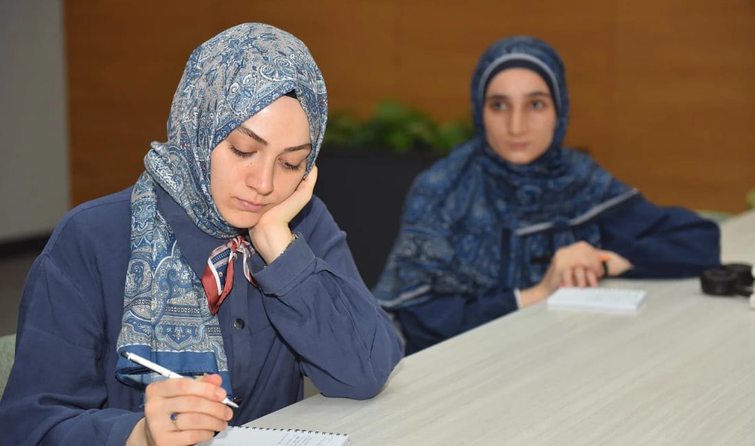 Yıldırım’da yazar adayları için düğmeye basıldı Yıldırım Belediyesi tarafından Mümine Şeremet Uyumayan Kütüphanesi’nde düzenlenen ve 8
