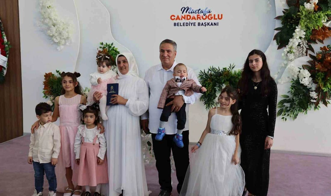 Arnavutköy’de 35 yıl sonra gelinlik giydi, resmi nikah masasına oturdu Arnavutköy’de 35 yıl önce yalnızca dini nikahla evlenen Nurten Toktaş