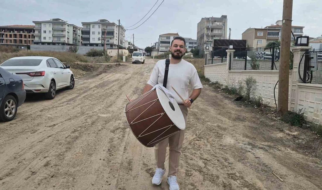 Davulcu Ahmet Merih Çelik’ten Süleymanpaşa yollarına manili tepki Tekirdağ’ın Süleymanpaşa ilçesinde yaşayan müzisyen Ahmet Merih Çelik, bozuk yollar