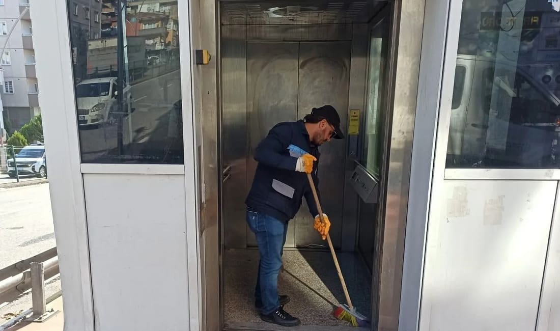 Gebze’de üst geçitlerde kapsamlı temizlik çalışması Kocaeli Büyükşehir Belediyesi ekipleri, Gebze ve Çayırova’daki üst geçitlerde bakım,