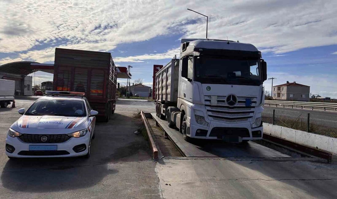 Uzunköprü’de tonaj aşan tıra 59 bin TL ceza Edirne’nin Uzunköprü ilçesinde jandarma trafik ekipleri, tonaj sınırını yüzde 25