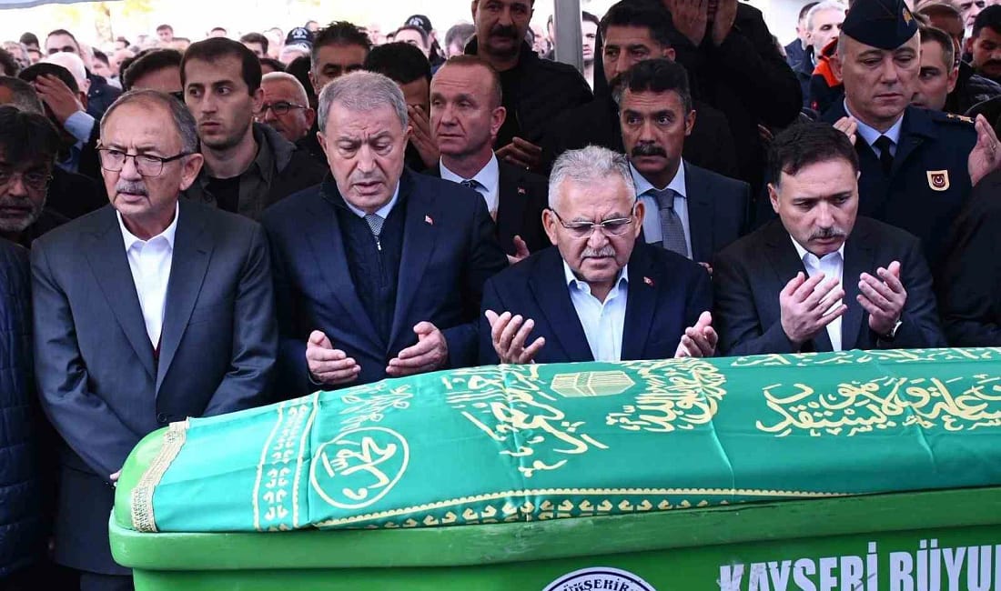 Başkan Memduh Büyükkılıç’ın ağabeyi Ramazan Büyükkılıç defnedildi Kayseri Büyükşehir Belediye Başkanı Memduh Büyükkılıç’ın 86 yaşında hayatını kaybeden