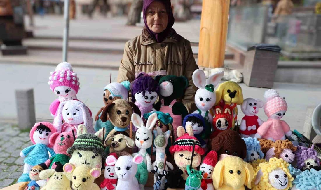 Eskişehir’de 58 yaşındaki kadın örgü bebekleriyle aile bütçesine katkı sağlıyor Tarihi Odunpazarı Evleri’nde el emeği örgü bebekler satan Nazmiye Köymen,