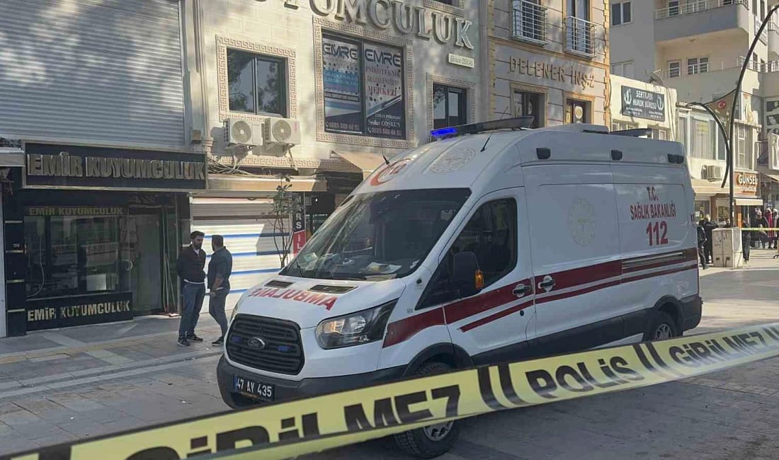 Kızıltepe’de kuyumcular arasında çıkan kavgada 3 kişi yaralandı Mardin’in Kızıltepe ilçesinde kuyumcular arasında çıkan sopalı ve tekmeli kavga