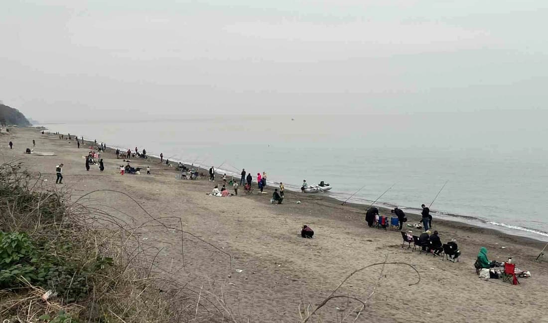 Akçakoca sahilleri olta avcılarıyla doldu Düzce’nin Akçakoca ilçesinde sahiller sabahın ilk ışıklarından akşam saatlerine kadar