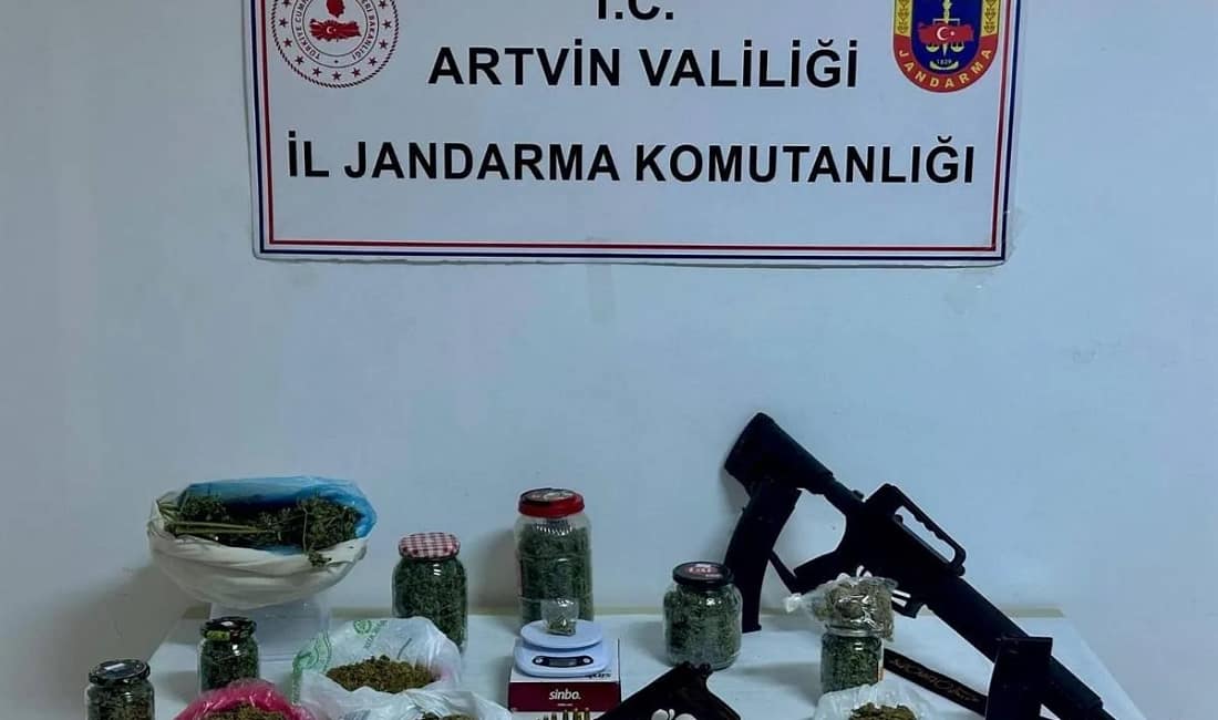 Artvin Kemalpaşa’da uyuşturucu operasyonu: 1 tutuklama Jandarma ekiplerinin Kemalpaşa’da 3 adrese eş zamanlı düzenlediği operasyonda uyuşturucu