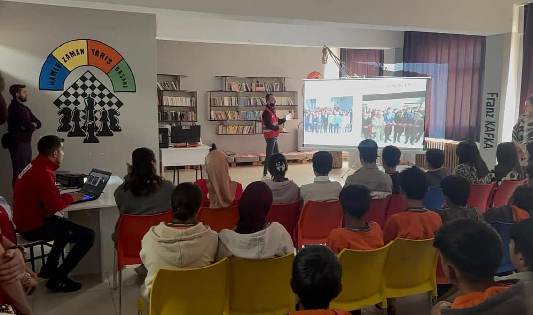 Kızılay Patnos’ta öğrencilere gönüllülük bilinci anlattı Kızılay Haftası kapsamında Patnos’ta düzenlenen seminerlerde lise öğrencilerine Kızılay’ın afetlerdeki