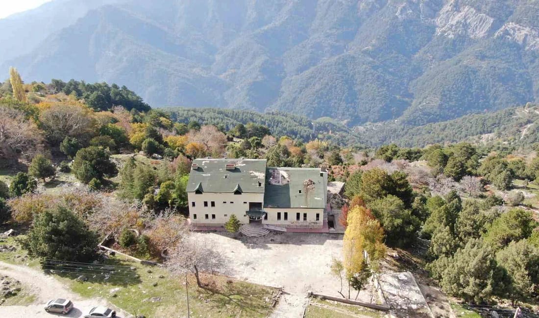 Paşa Yaylası Oteli yeniden hayat bulacağı günü bekliyor Aydın’da merhum Recep Yazıcıoğlu döneminde yayla turizmini canlandırmak amacıyla yapılan