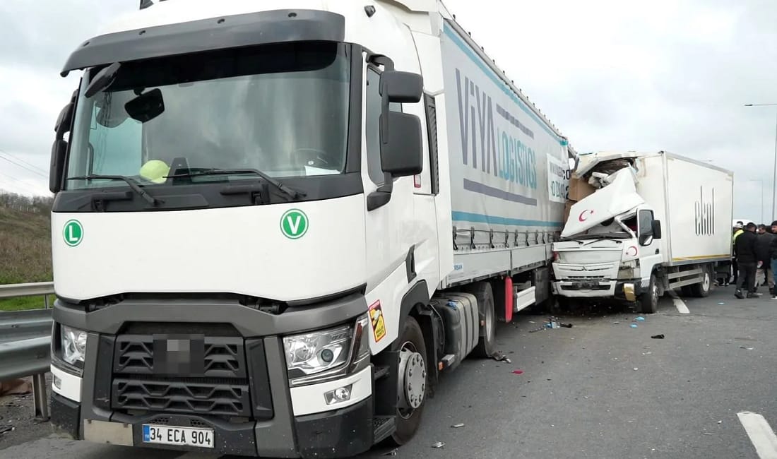 Kuzey Marmara Otoyolu’nda tırın geri manevrası ölümlü kazaya yol açtı Arnavutköy ayrımında geri geri giden tıra hızla gelen kamyonetin çarpması