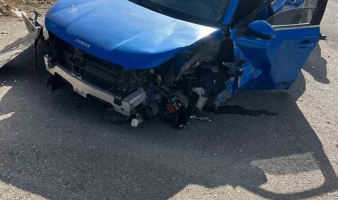 Kırşehirde otomobil aydınlatma direğine çarptı Kırşehir Şehitlik Kavşağında kontrolden çıkan otomobil refüje çıkarak aydınlatma direğine