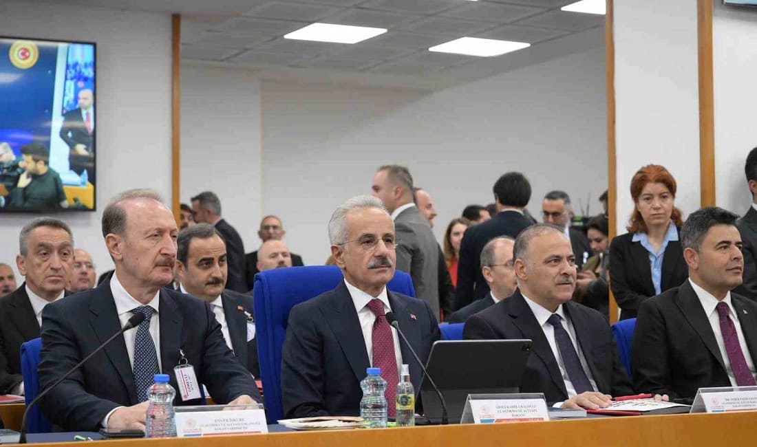 Bakan Uraloğlu ulaştırmada 44 projeyi anlattı Bakan Abdulkadir Uraloğlu, 2025 yılında 189 milyar liralık 44 projeyi