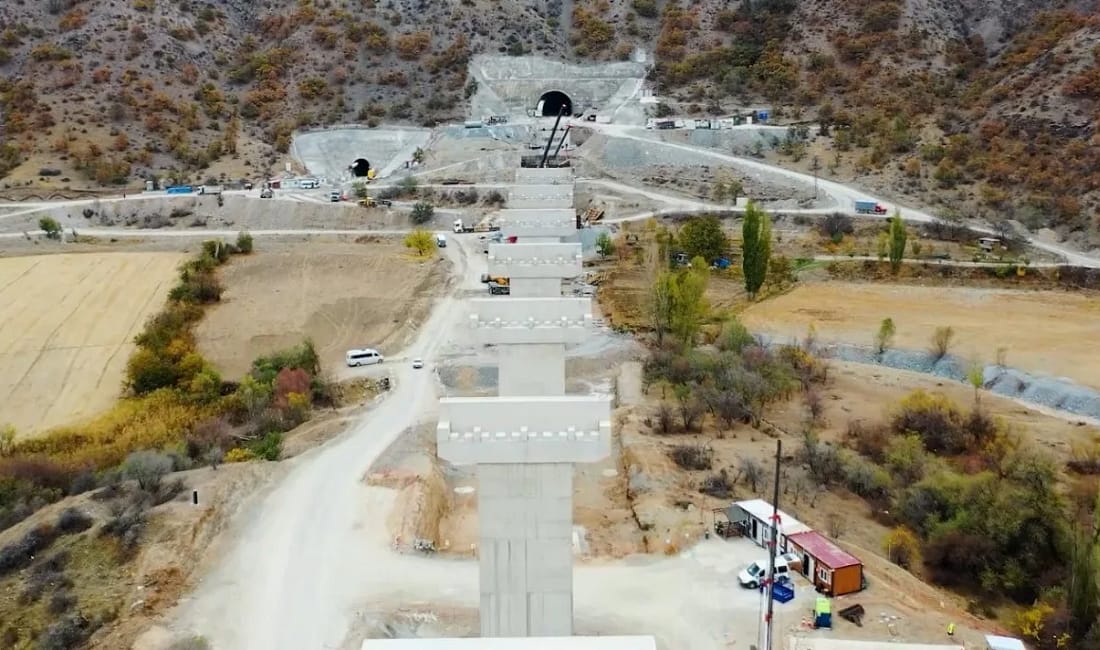 Kayseri YHT hattında çalışmalar hızlandı Kayseri Büyükşehir Belediye Başkanı Memduh Büyükkılıç, Yerköy-Kayseri YHT hattındaki ilerlemeyi