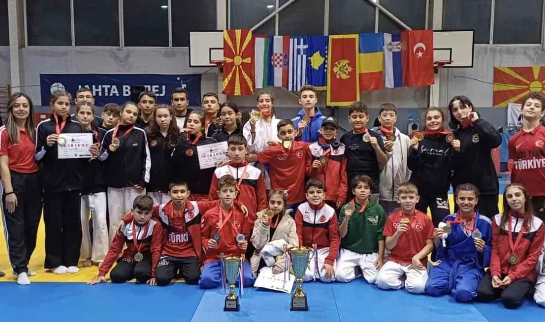 Yunusemre Belediyespor Üsküp’te 22 madalya ve 2 kupa kazandı Yunusemre Belediyespor’un judocuları, Üsküp’te düzenlenen 14. Mioki Uluslararası Açık Judo