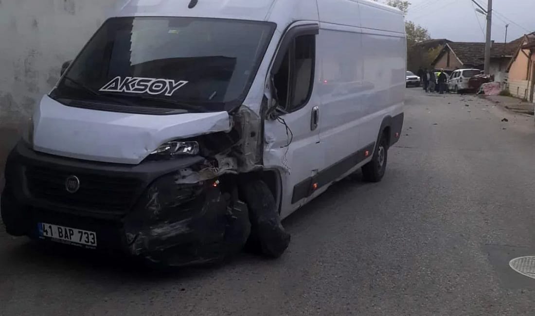 Karabük’te iki araç çarpıştı: 2 yaralı Taşkent Caddesi’nde minibüs ile hafif ticari aracın çarpışması sonucu 2