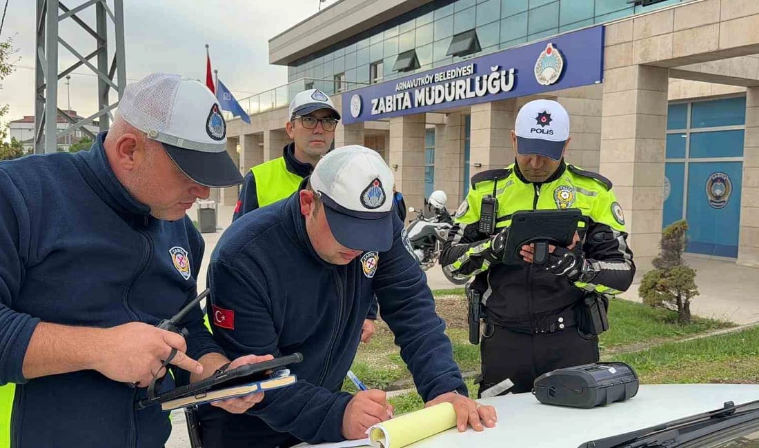 Arnavutköy’de kaldırıma çıkan sürücüye para cezası Arnavutköy’de trafikten kaçmak için aracını kaldırıma çıkararak ilerleyen sürücüye 2