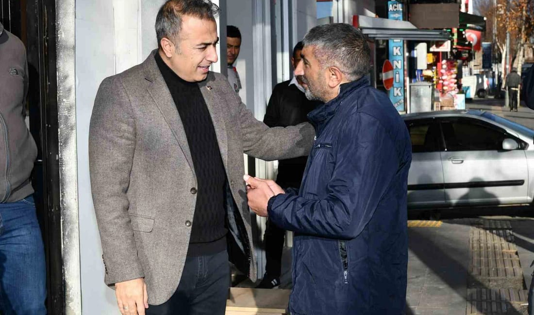 Ardahan Valisi Hayrettin Çiçek esnafla bir araya geldi Ardahan Valisi Hayrettin Çiçek, Kongre Caddesi’nde esnafı ziyaret ederek işlerin