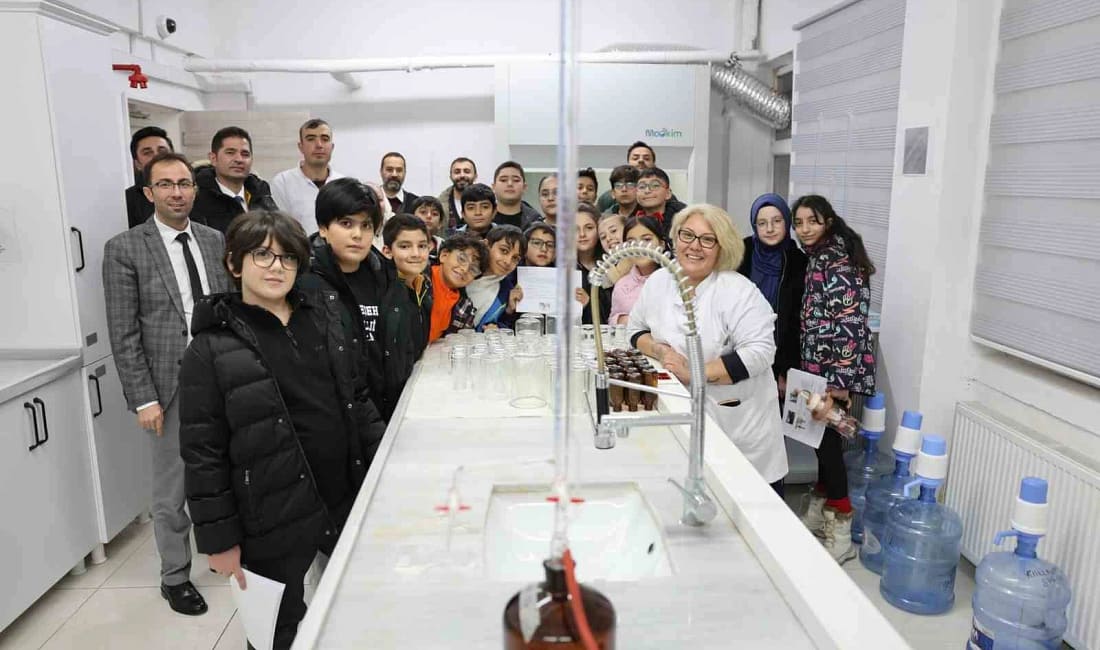 Kars’ta öğrenciler tarım laboratuvarında analiz süreçlerini inceledi Kars BİLSEM öğrencileri, Toprak ve Sulama Suyu Analiz Laboratuvarı’nı ziyaret