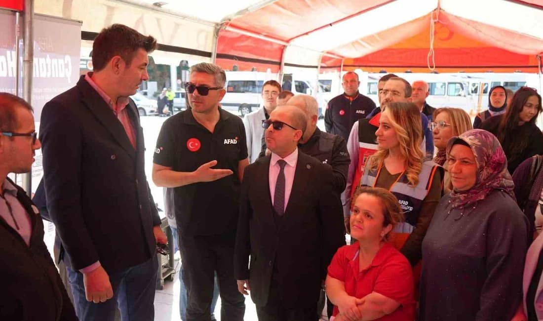 Afyonkarahisar’da engellilere yönelik deprem tatbikatı yapıldı “farkıMda mısın?” projesi kapsamında Zafer Kent Meydanı’nda gerçekleştirilen deprem tatbikatıyla