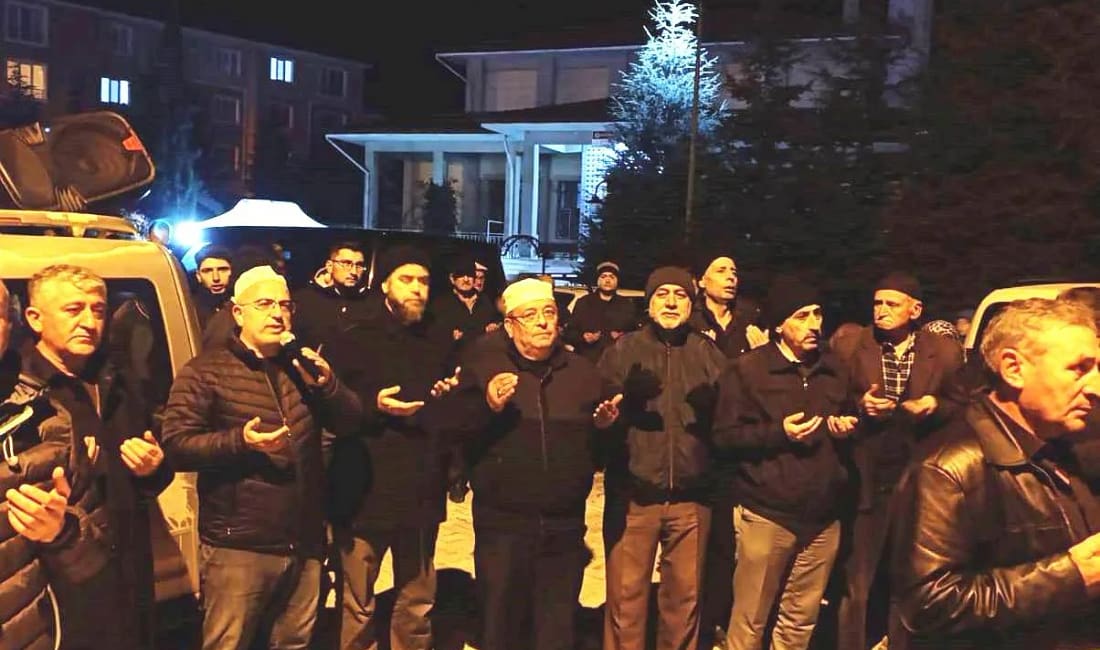 Emet’te 45 kişilik umre kafilesi dualarla uğurlandı Kütahya’nın Emet ilçesinde Diyanet İşleri Başkanlığı organizasyonuyla umreye gidecek 45