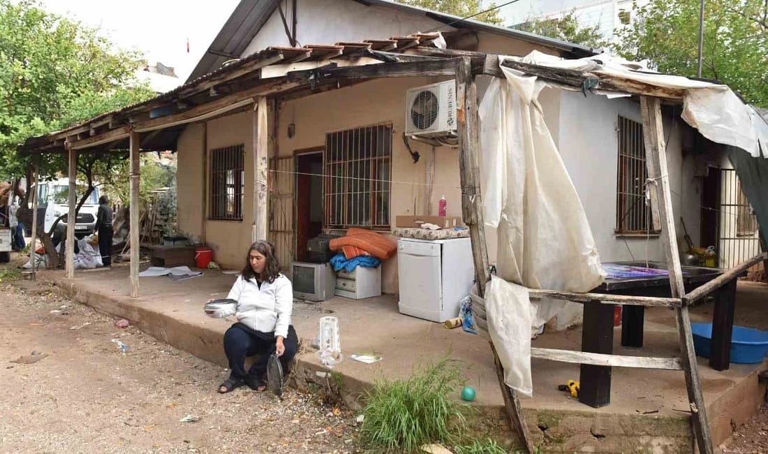 Kepez Belediyesi yardım çağrısına anında karşılık verdi Gazi Mahallesi’nde üç çocuğuyla zor şartlarda yaşayan Zeynep Aktaş’ın sosyal