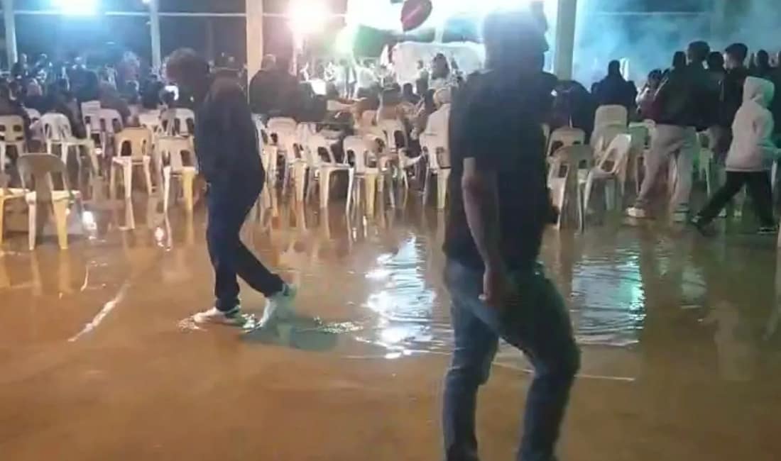 Antalya’da düğünde yağmur bastı ama eğlence durmadı Antalya’nın Serik ilçesinde sağanak yağışın suyla doldurduğu pistte davetliler paçalarını