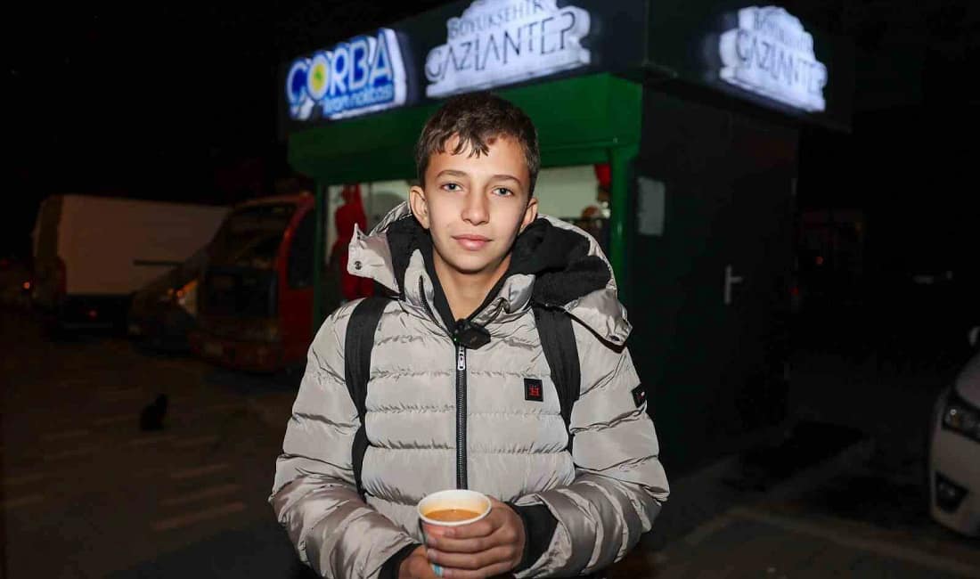 Gaziantep Büyükşehir’in çorba ikramı kış sabahlarını ısıtıyor Gaziantep Büyükşehir Belediyesi, kent genelinde kurduğu 39 çorba ikram noktasında