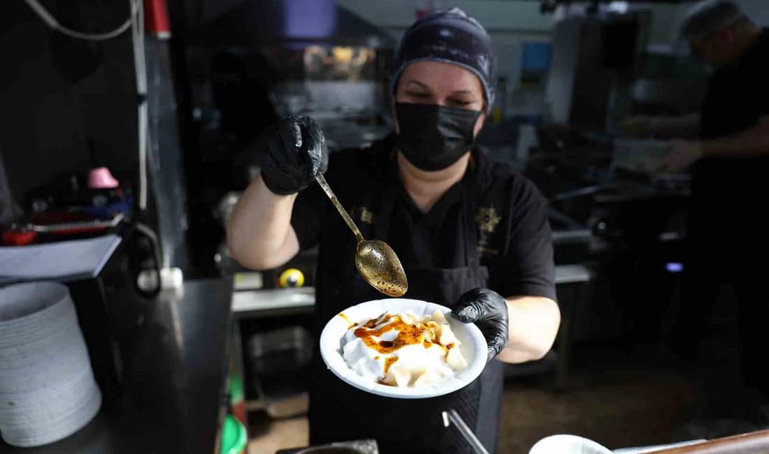 Aydın Büyükşehir’in Havuz Kafe hizmeti uygun fiyatlarıyla ilgi görüyor Aydın Büyükşehir Belediyesi’nin Havuz Kafe hizmeti, 4 çeşit yemeği 75