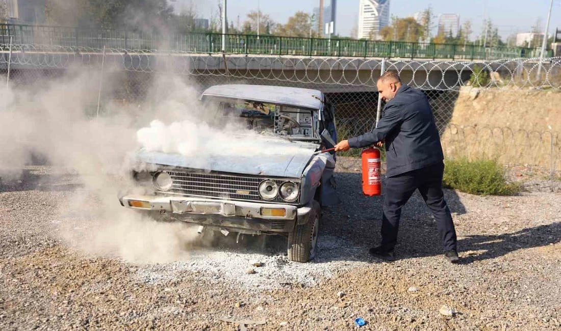 Bursa’da otobüs şoförlerine araç yangını müdahale eğitimi BURULAŞ ve İtfaiye Daire Başkanlığı iş birliğiyle 964 şoföre, araç