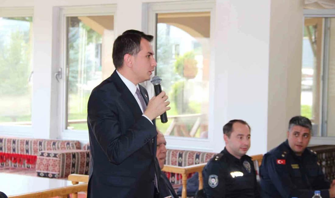 Hisarcık Kaymakamı muhtarlarla ilk toplantısını yaptı Hisarcık'ta göreve başlayan Kaymakam Erkan Atam, mahalle ve köy muhtarlarıyla