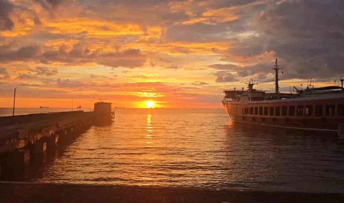Süleymanpaşa’da gün doğumu Marmara kıyılarını mest etti Süleymanpaşa’da sabah saatlerinde Marmara Denizi üzerinde beliren altın tonlarındaki gün