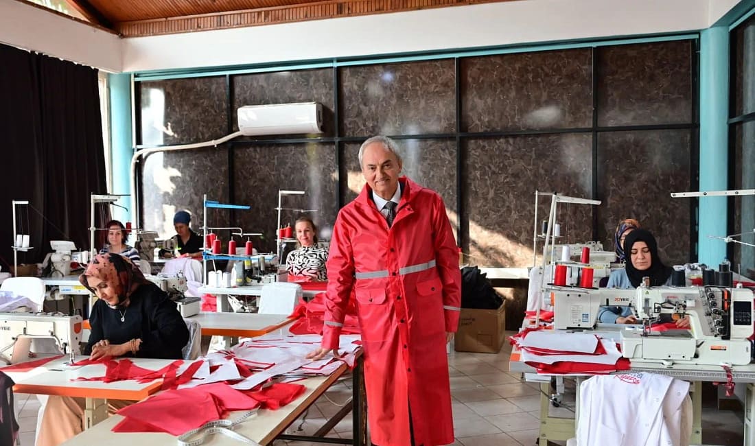 Kepez Belediyesi tekstil atölyesi kadın emeğiyle üretimi büyütüyor Kepez Belediye Başkanı Mesut Kocagöz, kadın emeğiyle üretim yapan belediye