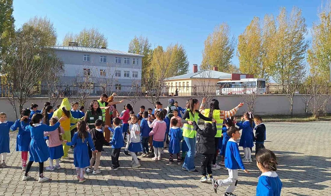 Kars’ta “Köyümüzde El Ele” projesi miniklerle buluştu Yeşilay Kars Şubesi, “Köyümüzde El Ele” projesi kapsamında Akyaka’nın Demirkent