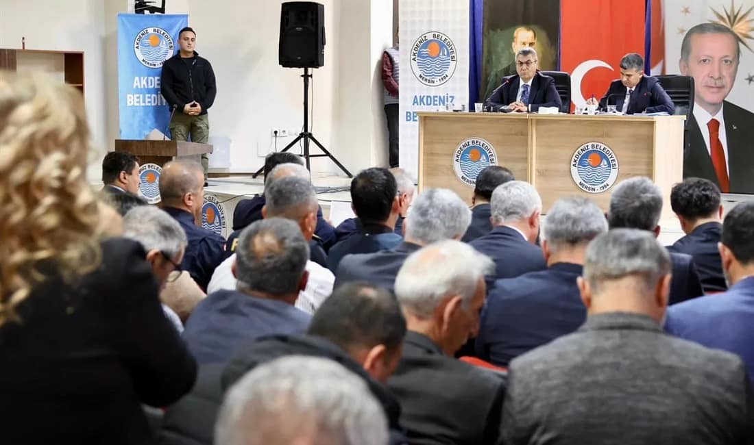 Mersin Valisi Toros muhtarlarla bir araya geldi Mersin Valisi Atilla Toros, Akdeniz ilçesindeki muhtarlarla düzenlenen toplantıda mahallelerin