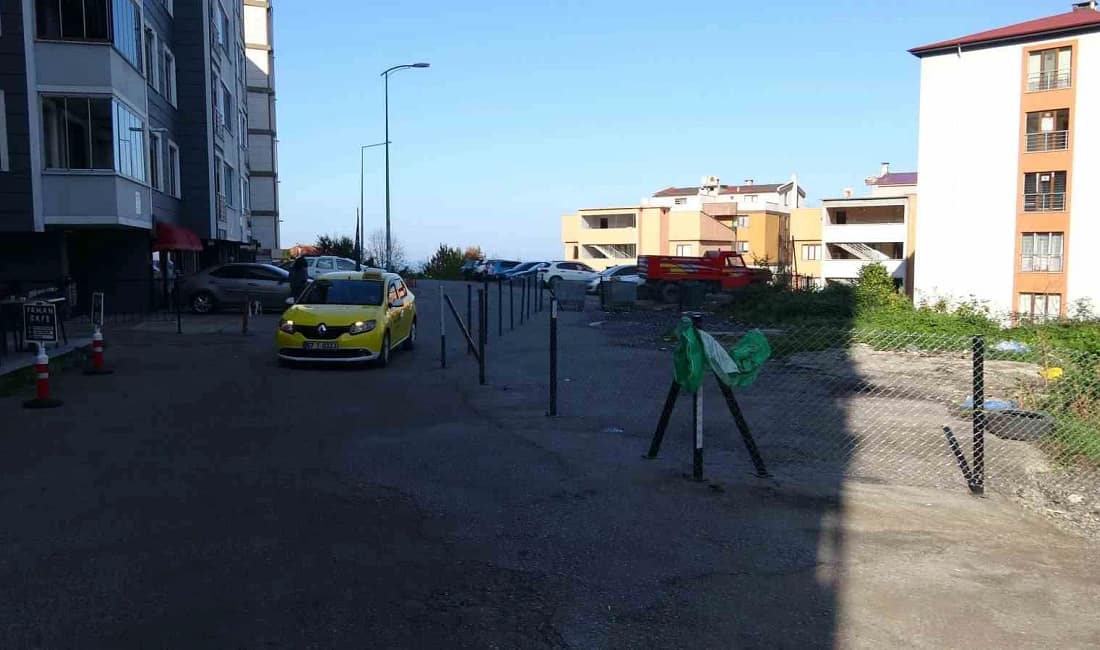 Zonguldak’ta kamulaştırma krizi yol kapatmaya dönüştü Zonguldak İncivez Mahallesi’nde kamulaştırma bedeli ödenmeyen bir arazi sahibi, yolun