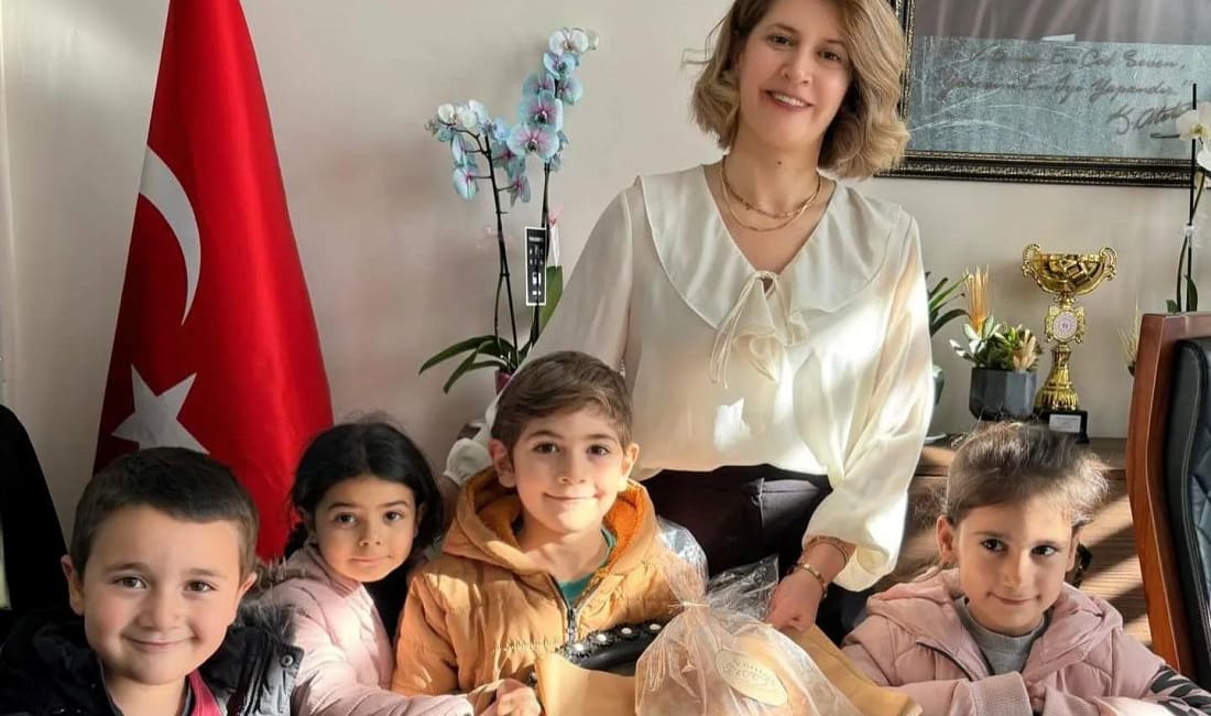 Altıntaş Anaokulu öğrencilerinden sıcak ekmekli ziyaret Altıntaş Anaokulu öğrencileri, aileleriyle birlikte hazırladıkları ev ekmeklerini İlçe Milli
