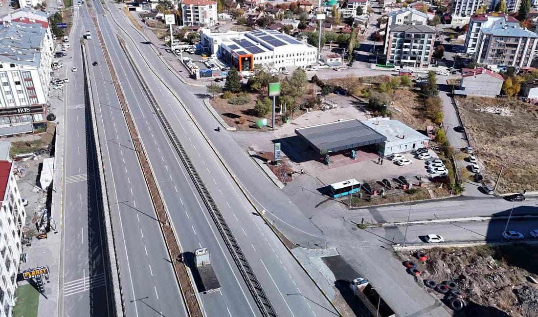 Sivas’ta viyadük sonrası yan yol kapandı esnaf mağdur oldu Sivas’ta Erzincan yolu üzerinde yan yol bağlantısının viyadük düzenlemesiyle kapatılması,