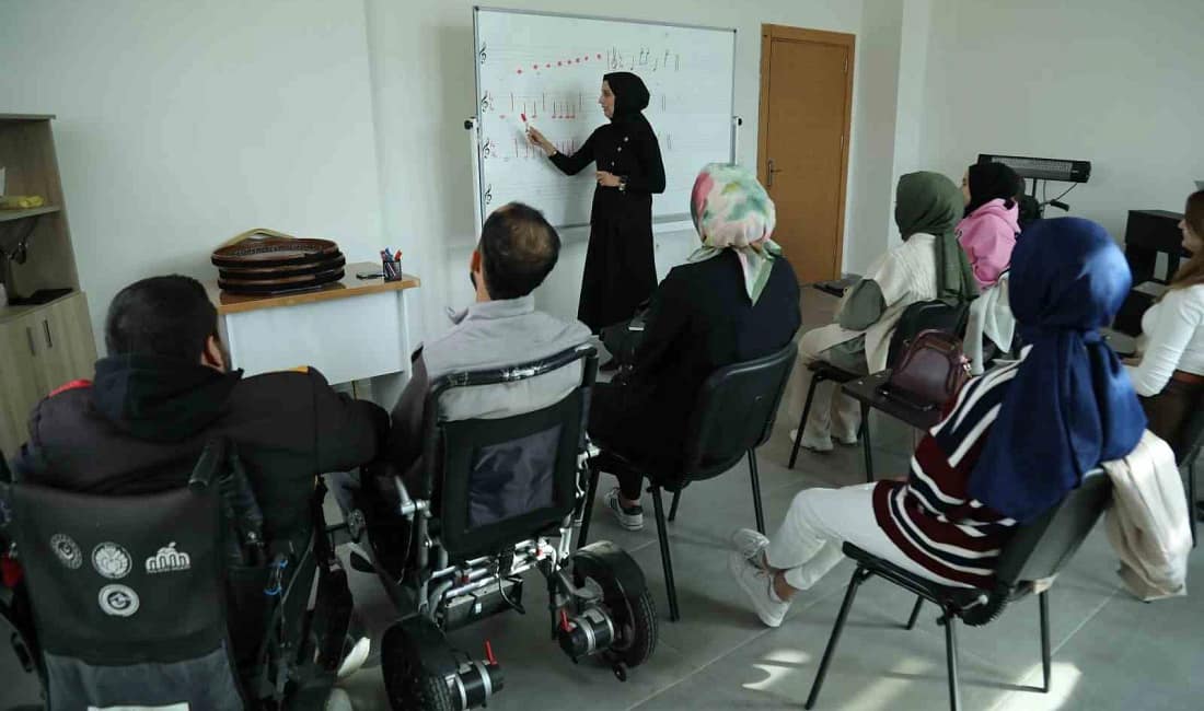 Bingöl Engelsiz Yaşam Merkezi dezavantajlı bireyleri destekliyor Bingöl Belediyesi Engelsiz Yaşam Merkezi, okuma-yazmadan müziğe, halk oyunlarından sanat