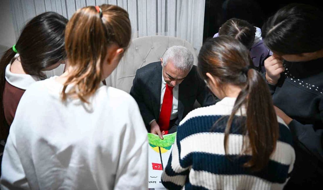 Kırklareli Valisi Turan sevgi evlerindeki çocukları ziyaret etti Kırklareli Valisi Uğur Turan ve eşi Nihal Turan, Çocuk Evi