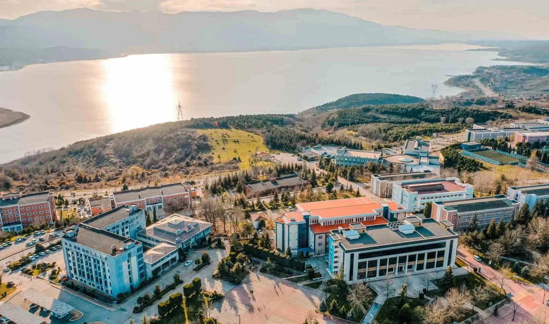 Sakarya Üniversitesi çevresel sürdürülebilirlikte Türkiye’de zirveye çıktı Sakarya Üniversitesi, QS Sustainability 2026 sonuçlarında çevresel sürdürülebilirlik performansıyla Türkiye’deki