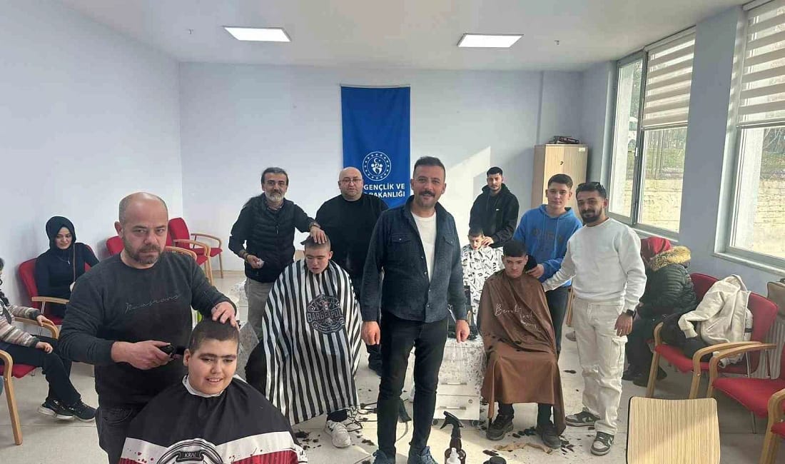 Tavşanlı’da berberlerden engelli çocuklara gönüllü hizmet Tavşanlı Berberler ve Kuaförler Odası üyeleri, engelli çocuklara ücretsiz saç