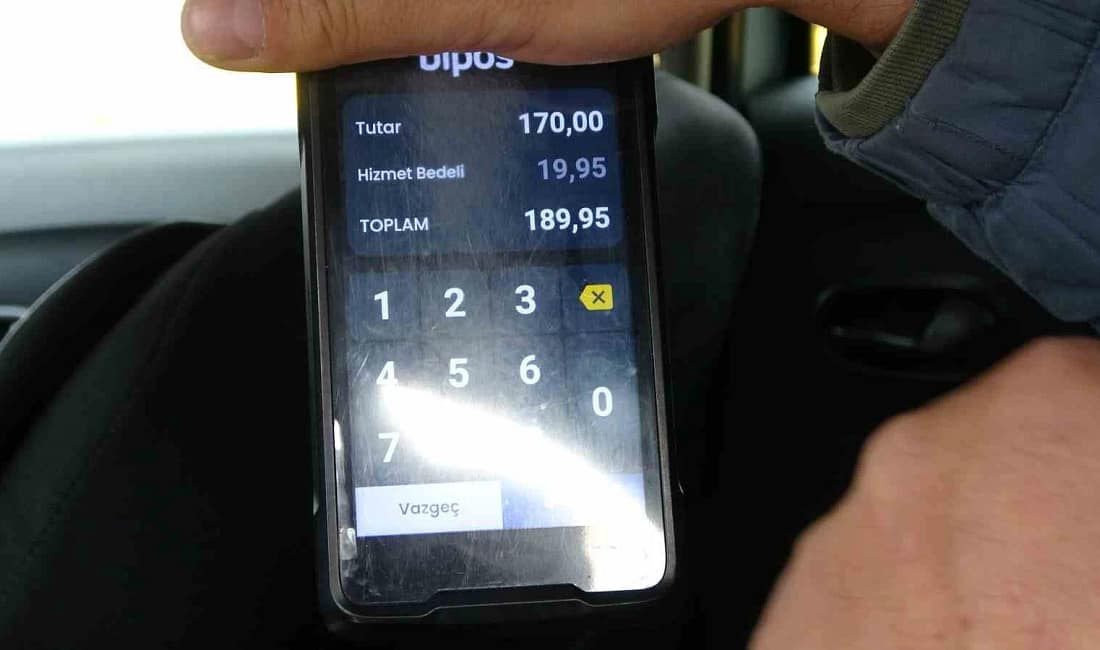 Taksilerde kartla ödeme krizi yolcu ile sürücüyü karşı karşıya getiriyor Taksilerde kredi kartıyla yapılan ödemelerde POS cihazlarının eklediği hizmet bedeli