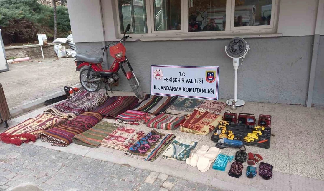 Eskişehir’de mezarcı kılığındaki hırsızlar yakalandı Eskişehir Günyüzü’nde 20 evi soyan ve kendilerini mezar ustası olarak
