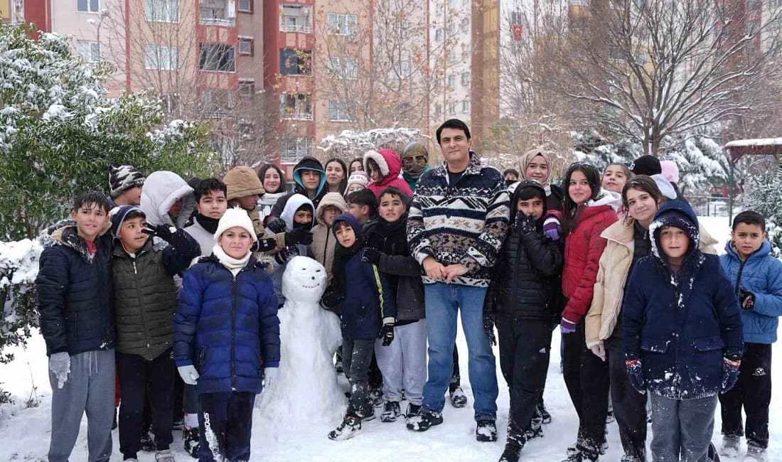 Şehitkamil Belediye Başkanı Umut Yılmaz’dan 2026 mesajı Umut Yılmaz, yayımladığı yeni yıl mesajında 2026’nın Şehitkamil başta olmak